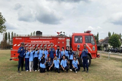 Gelar Acara Bertajuk "Simulasi dan Sosialisasi Super El Nino, Hemat Air, dan Penanggulangan Kebakaran", Mahasiswa PK UNY Melakukan Edukasi kepada Siswa SMAN 1 Sewon